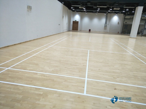 运动木地板踩上去为什么会空响