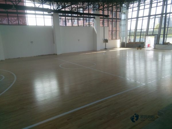篮球场木地板没弹性1
