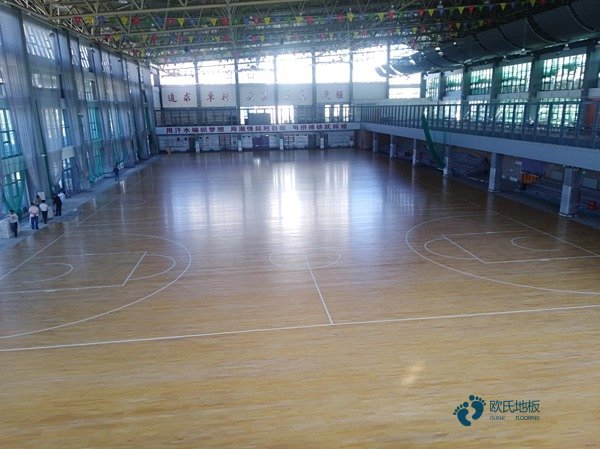 小学运动馆木地板施工3